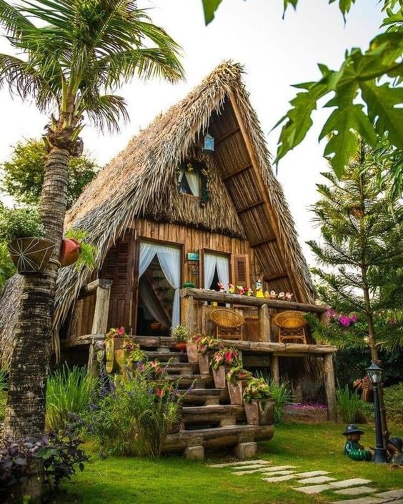 Homestay thiết kế trang trí bằng nhiều tranh ảnh truyền thống